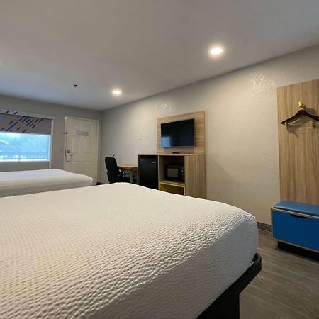 Days Inn By Wyndham Near Seaworld Сан-Антонио Экстерьер фото