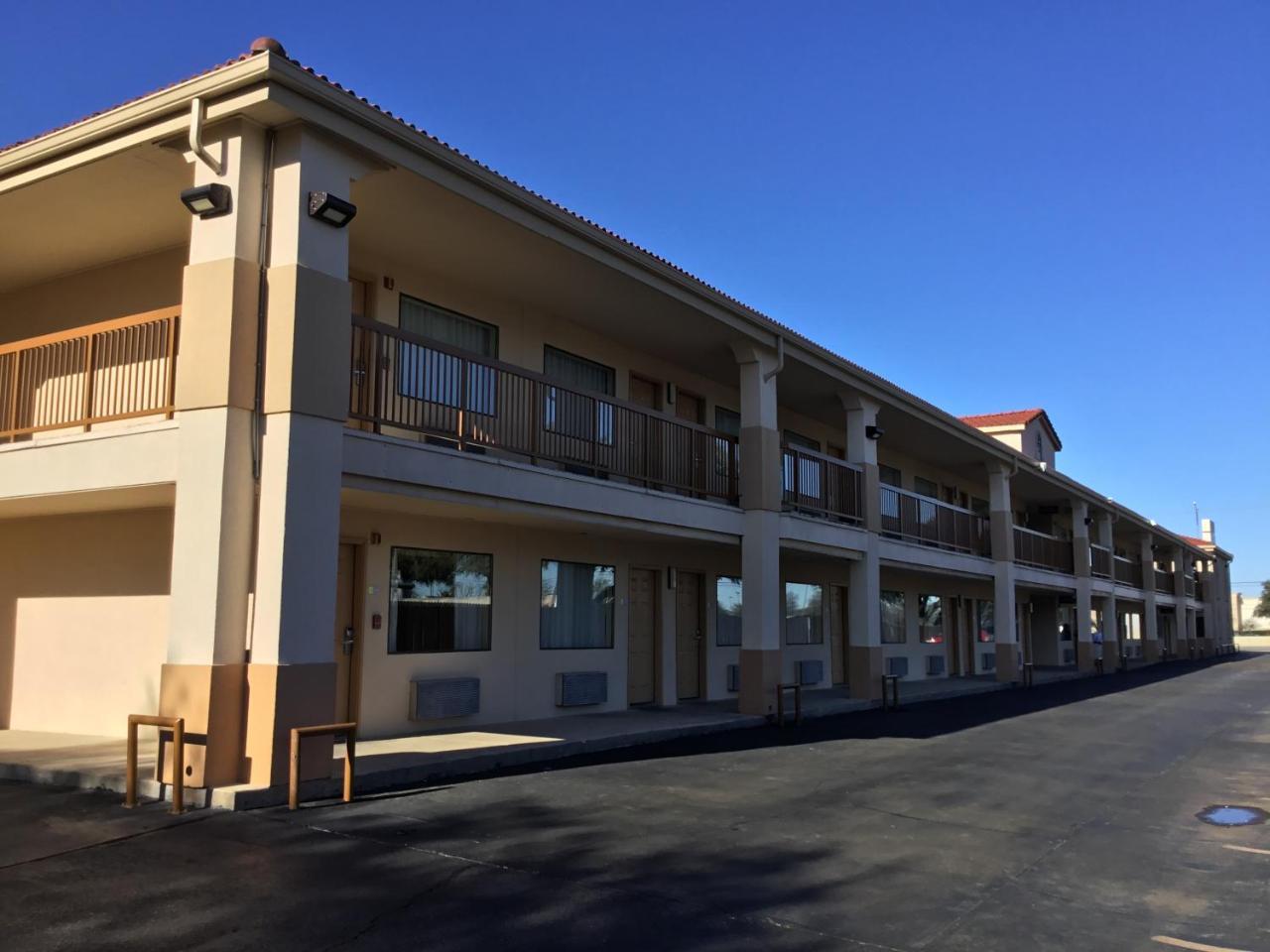 Days Inn By Wyndham Near Seaworld Сан-Антонио Экстерьер фото